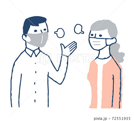 マスクをして控えめな会話をする男女 72551935