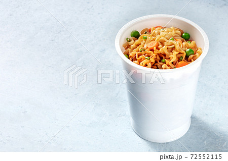 Instant noodles with vegetables in a plastic cup 72552115