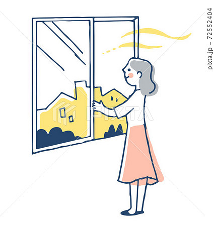 窓を開けて換気をする女性 窓を開けて換気をする女性 72552404