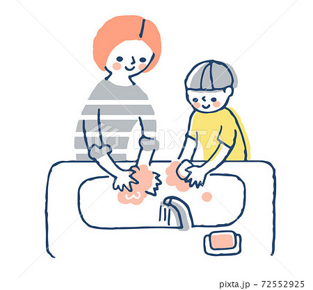 石鹸で手を洗うお母さんと男の子 石鹸で手を洗うお母さんと男の子 72552925