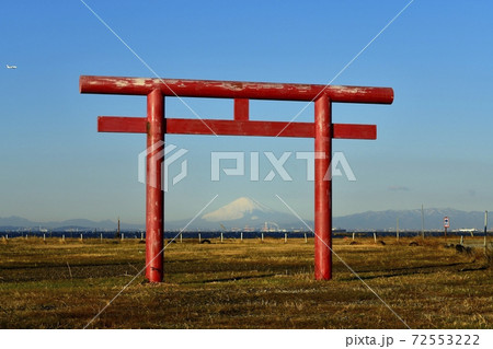 木更津市久津間海岸の鳥居に富士山と飛行機 木更津市久津間海岸の鳥居に富士山と飛行機 72553222