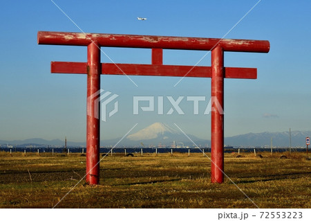 木更津市久津間海岸の鳥居に富士山と飛行機 木更津市久津間海岸の鳥居に富士山と飛行機 72553223