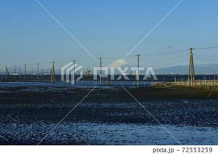 木更津市久津間海岸の海中電柱と富士山の写真素材