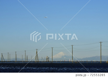 木更津市久津間海岸の海中電柱と富士山の写真素材