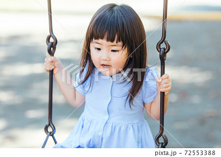 ブランコで遊ぶ女の子 ブランコで遊ぶ女の子 72553388