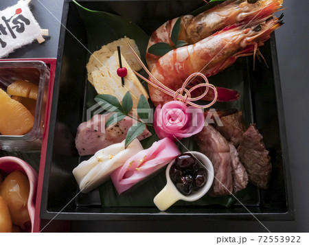 重箱に入った手作りのミニおせち料理 重箱に入った手作りのミニおせち料理 72553922