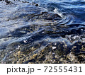 岩場をたゆたう波 72555431