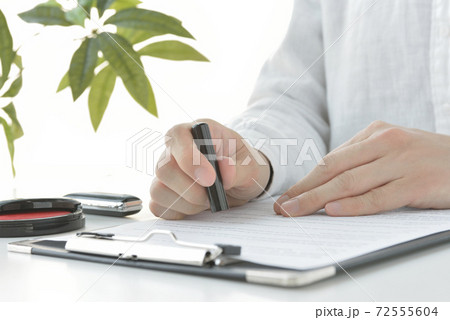 契約を結ぶ女性 72555604