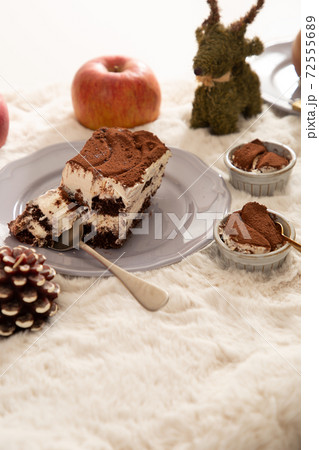 お皿に乗せたケーキ　りんごとトナカイ 72555689