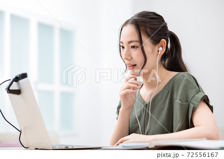 自宅でビデオチャットをする若い女性 72556167