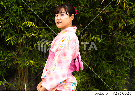 笹の前に立つ浴衣の女性 72556620