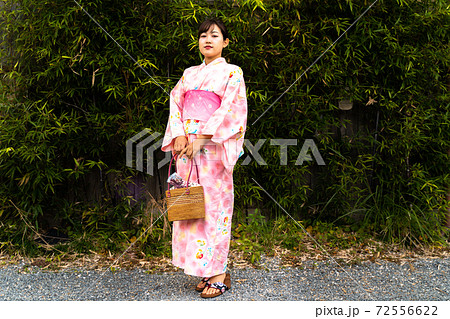 笹の前に立つ浴衣の女性 72556622