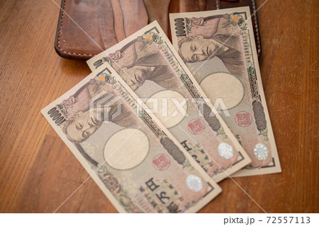 お金と財布 72557113