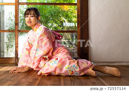 板の間に座る浴衣の女性 72557114