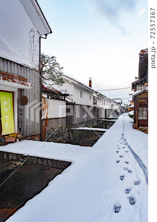 白壁土蔵群の雪景色（倉吉市） 72557367