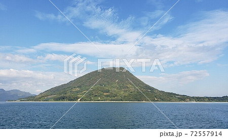 洋上に浮かぶ島・目印・穏やかな・心地よい・水上の景色・特徴的な形・美しい島・半島・入り江の奥深く 洋上に浮かぶ島・目印・穏やかな・心地よい・水上の景色・特徴的な形・美しい島・半島・入り江の奥深く 72557914