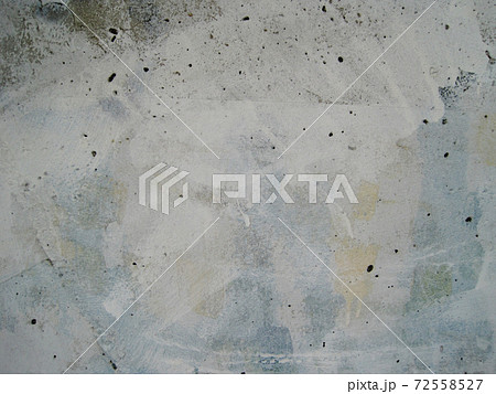ペイント跡のあるコンクリートの壁 72558527