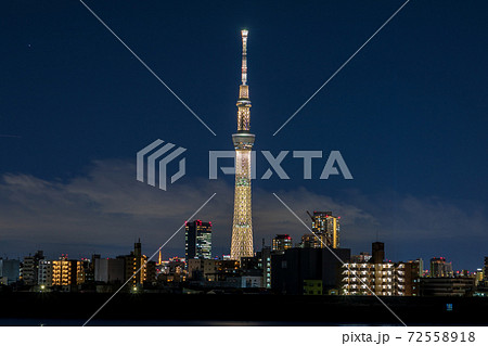 東京スカイツリー　東京2020オリンピック聖火リレートーチをイメージしたライトアップ「桜ゴールド」 72558918
