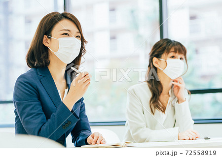 マスクをつけてセミナーを受ける女性たち マスクをつけてセミナーを受ける女性たち 72558919