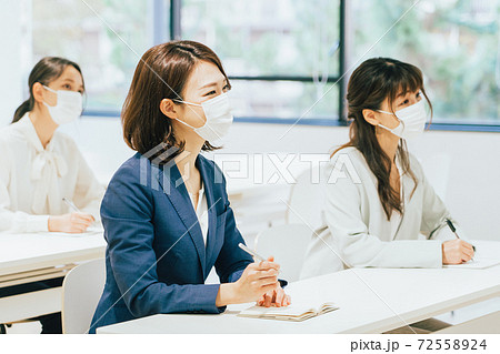 マスクをつけてセミナーを受ける女性たち マスクをつけてセミナーを受ける女性たち 72558924