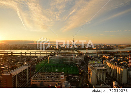 タワーホール船堀から見たスカイツリーと東京都心の夕景 72559078