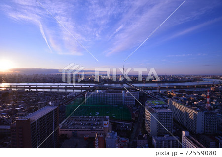 タワーホール船堀から見た荒川と東京都心の夕景 72559080
