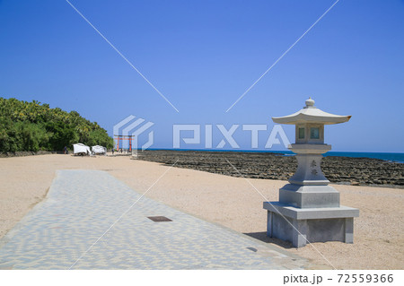 青島神社 大鳥居と鬼の洗濯板 72559366