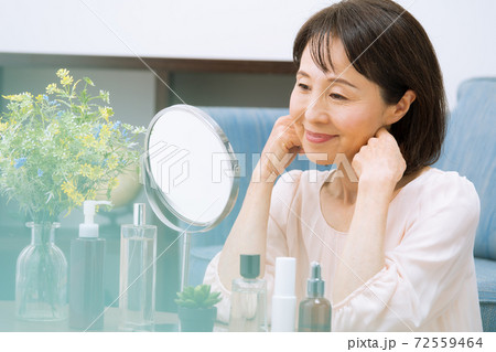 鏡を見る女性　ビューティーイメージ 72559464