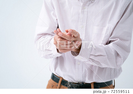 アルコールスプレーで消毒するシニア男性 アルコールスプレーで消毒するシニア男性 72559511