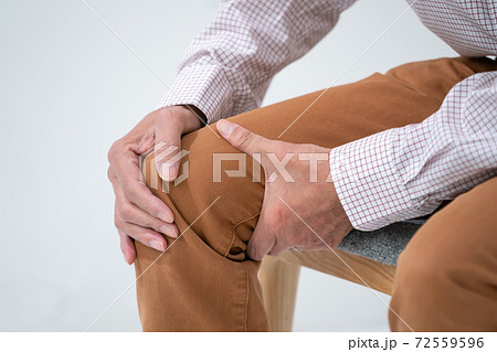 ひざ関節の痛み　シニア男性 72559596