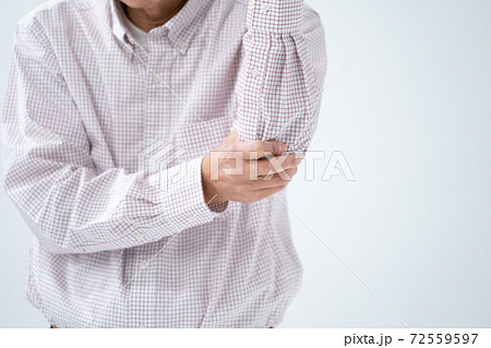 肘関節痛 シニア男性 肘関節痛 シニア男性 72559597