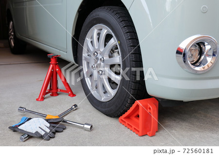 夏タイヤからスタッドレスタイヤに変えて冬に備える 72560181