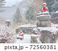 雪景色の中のお地蔵さん 72560381