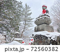 雪景色の中のお地蔵さん 72560382