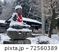 雪景色の中のお地蔵さん 72560389