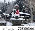 雪景色の中のお地蔵さん 72560390