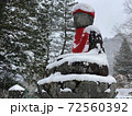 雪景色の中のお地蔵さん 72560392