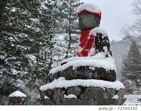 雪景色の中のお地蔵さんの写真素材 [72560392] - PIXTA