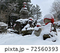 雪景色の中のお地蔵さん 72560393