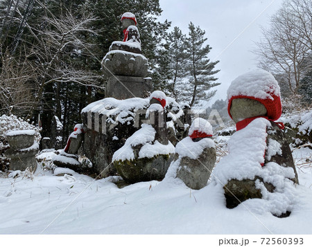 雪景色の中のお地蔵さん 72560393