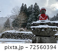 雪景色の中のお地蔵さん 72560394