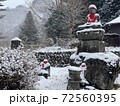 雪景色の中のお地蔵さん 72560395