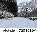 雪道と足跡 72560396