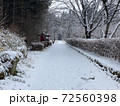 雪道と足跡 72560398