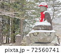 雪景色の中のお地蔵さん 72560741