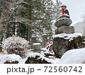 雪景色の中のお地蔵さん 72560742