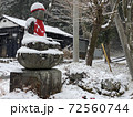 雪景色の中のお地蔵さん 72560744