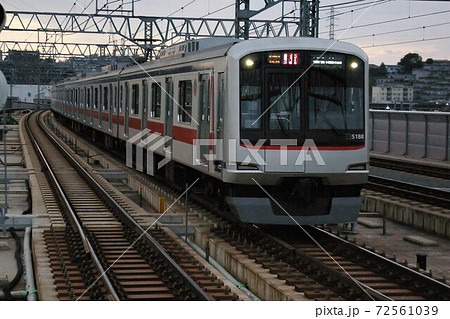 東急目黒線、元住吉駅に入線する急行列車(5080系電車) 東急目黒線、元住吉駅に入線する急行列車(5080系電車) 72561039