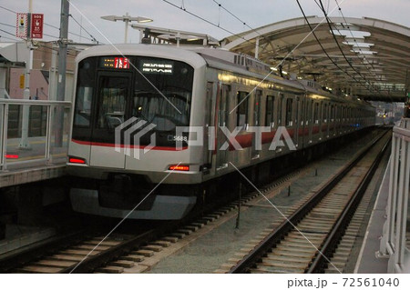 東急目黒線、元住吉駅に入線する急行列車(5080系電車) 東急目黒線、元住吉駅に入線する急行列車(5080系電車) 72561040