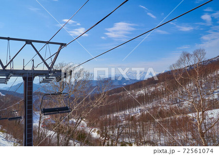 群馬県川場村の川場スキー場のリフト上から西側(仙ノ倉山,谷川岳方面)の風景 72561074